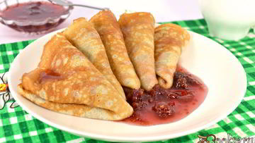 Рецепт Блинчиков на молоке и малиновом варенье