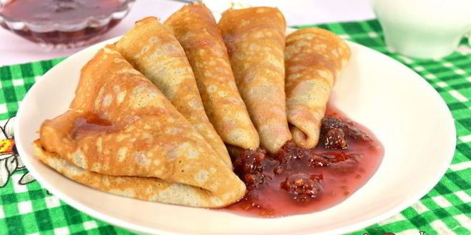 Рецепт блинчиков на молоке и малиновом варенье