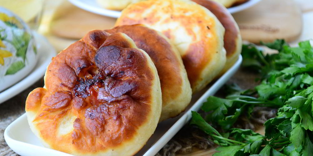 Как приготовить беляши с помидорами и сыром