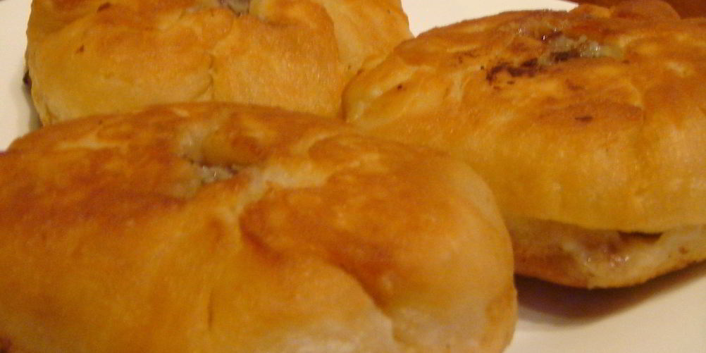 Как приготовить беляши с салатом и бакинских помидоров, сладкого лука и наршараба