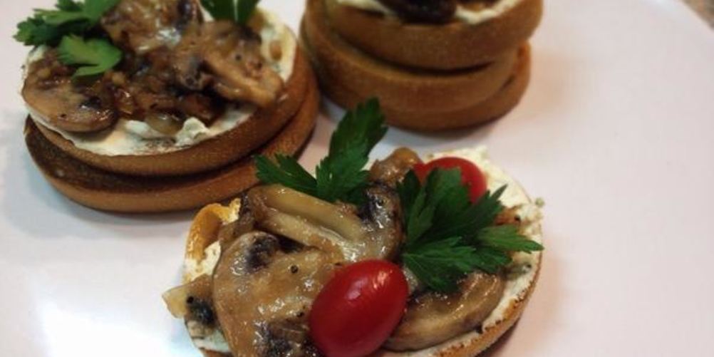 Как приготовить брускетту с грибами и козьим сыром