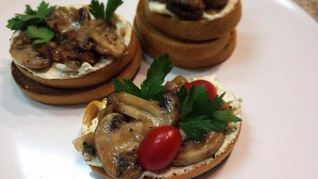Рецепт Брускетты с грибами и козьим сыром