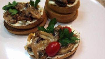Рецепт Брускетты с грибами и козьим сыром