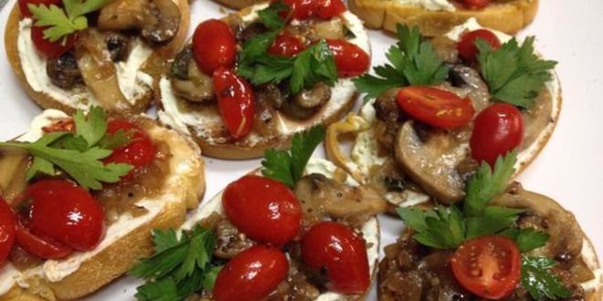 Рецепт брускетты с грибами и козьим сыром