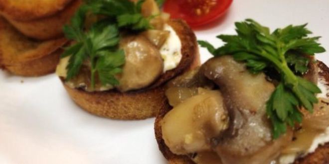 Рецепт брускетты с грибами и козьим сыром