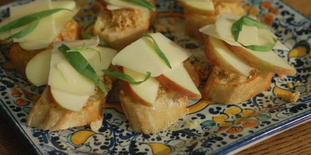 Как приготовить брускетту с инжиром, яблоком и сыром