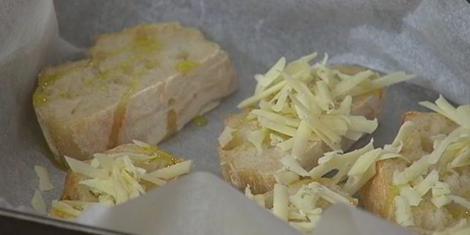 Рецепт брускетты с инжиром, яблоком и сыром