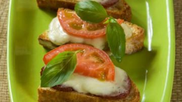 Рецепт Брускетты с колбасой пепперони