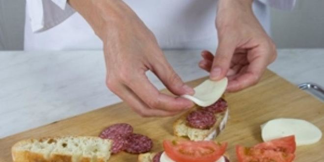 Рецепт брускетты с колбасой пепперони