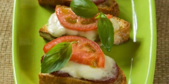 Рецепт брускетты с колбасой пепперони