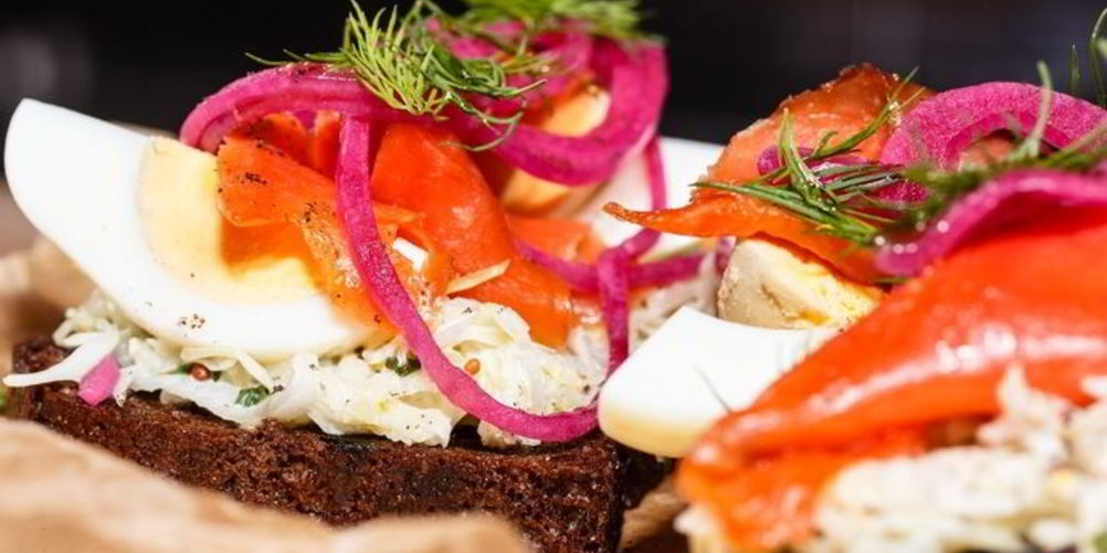 Как приготовить брускетту с красной рыбой и капустой