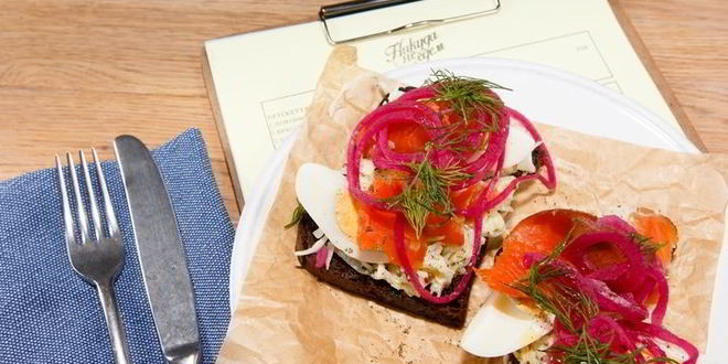 Рецепт брускетты с красной рыбой и капустой