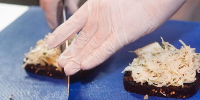 Рецепт брускетты с красной рыбой и капустой