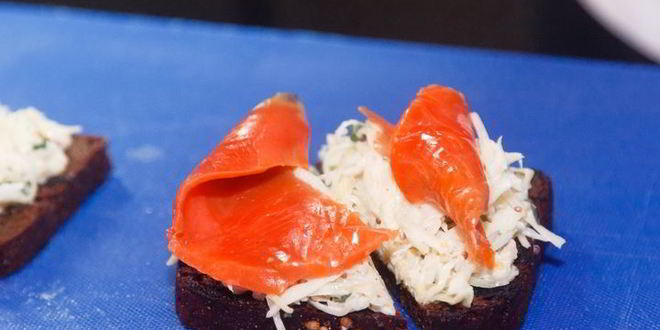 Рецепт брускетты с красной рыбой и капустой