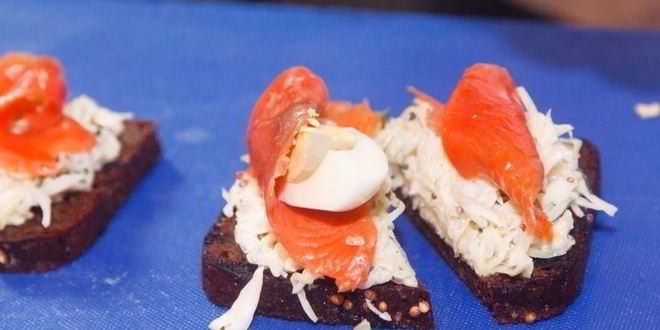 Рецепт брускетты с красной рыбой и капустой