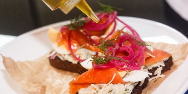 Рецепт брускетты с красной рыбой и капустой