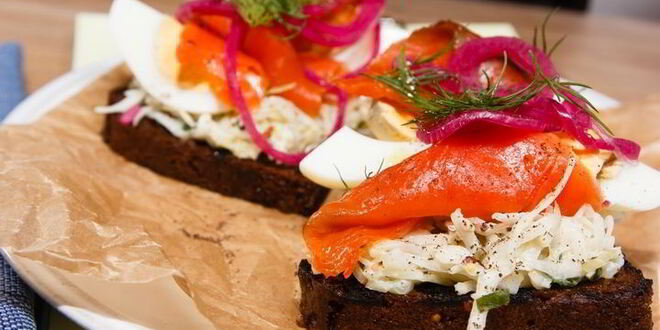 Рецепт брускетты с красной рыбой и капустой