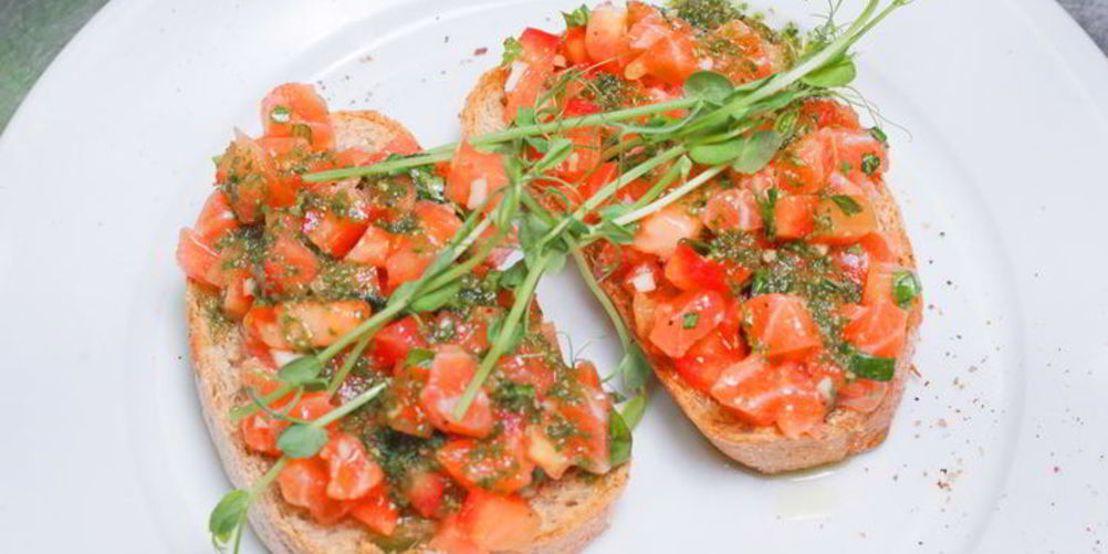 Как приготовить брускетту с лососем и томатами