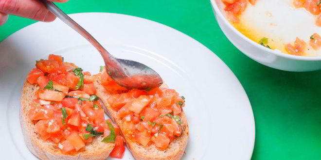 Рецепт брускетты с лососем и томатами