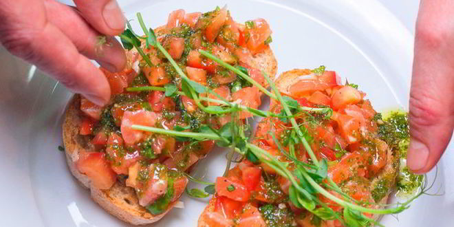 Рецепт брускетты с лососем и томатами