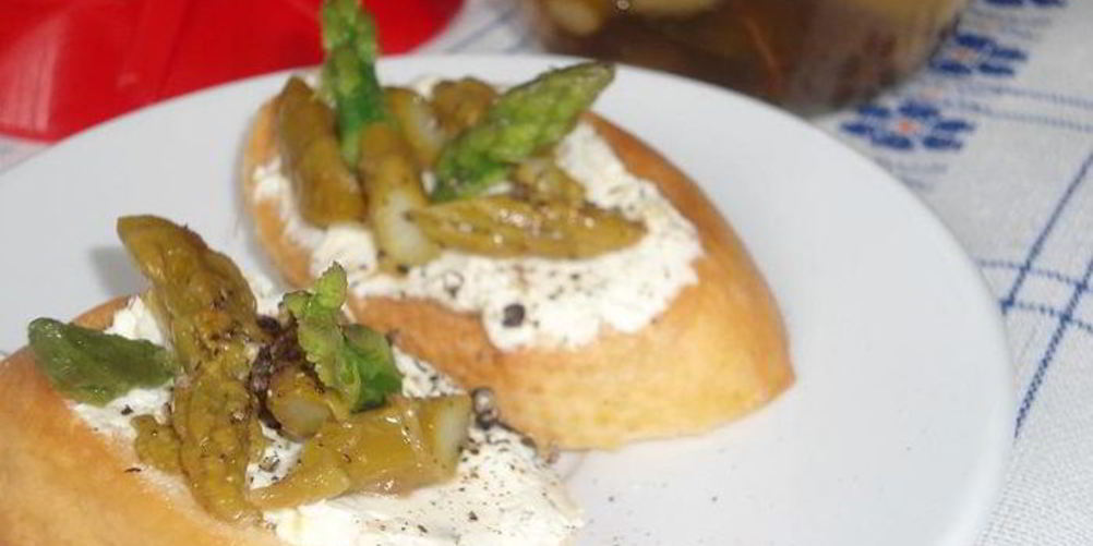 Как приготовить брускетту с маринованной спаржей