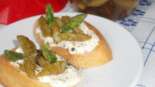 Рецепт Брускетты с маринованной спаржей