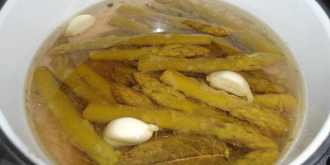 Рецепт брускетты с маринованной спаржей