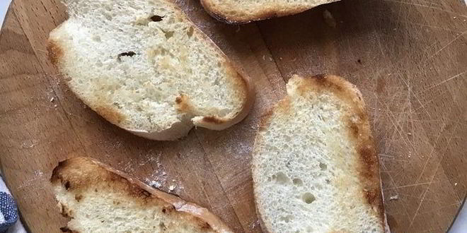 Рецепт брускетты с печеным перцем и сыром