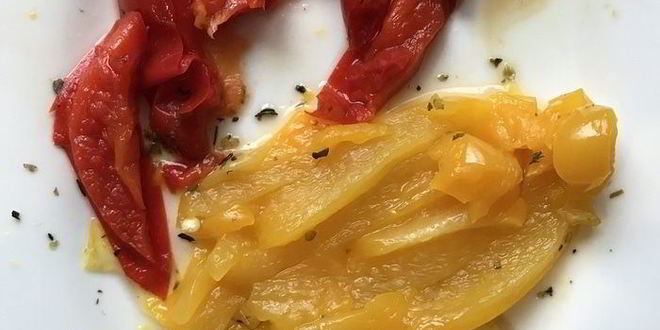 Рецепт брускетты с печеным перцем и сыром