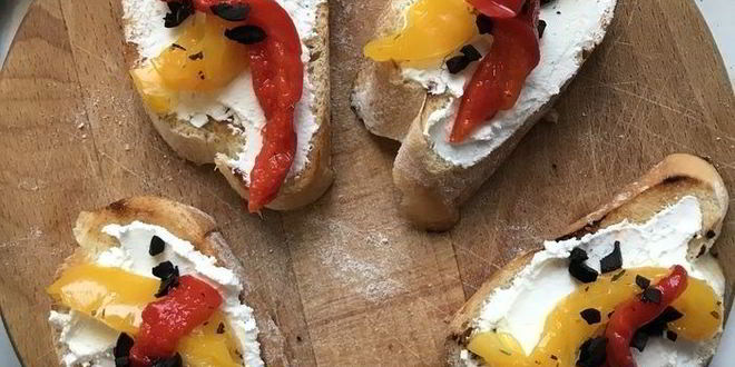 Рецепт брускетты с печеным перцем и сыром