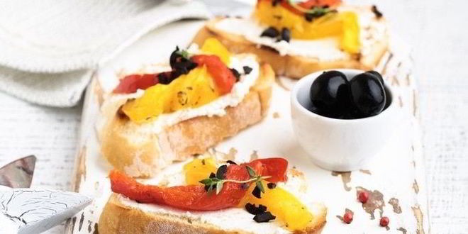 Рецепт брускетты с печеным перцем и сыром