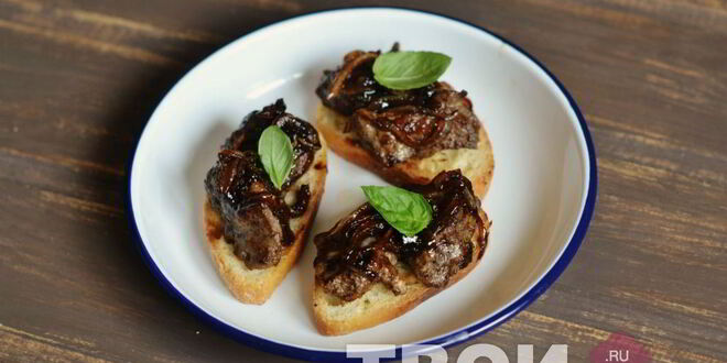 Рецепт брускетты с печенью и бальзамическим луком