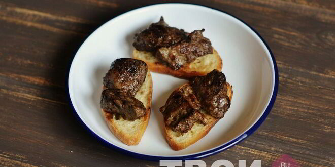 Рецепт брускетты с печенью и бальзамическим луком