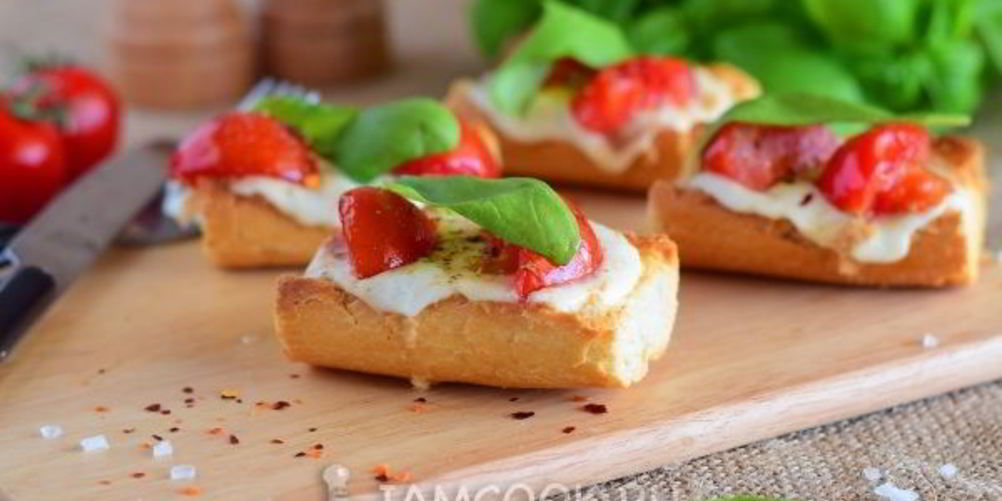 Как приготовить брускетту с помидорами черри и моцареллой