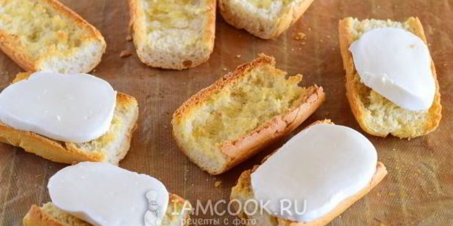 Рецепт брускетты с помидорами черри и моцареллой