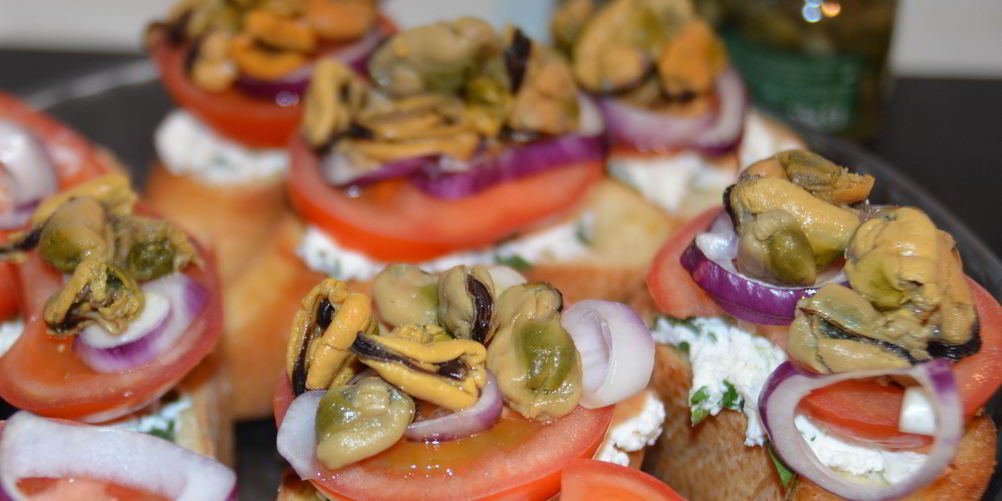 Как приготовить брускетту с помидорами и мидиями