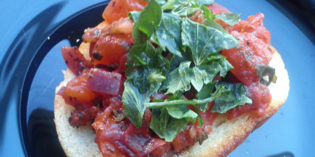 Как приготовить брускетту с помидорами, красным луком и базиликом