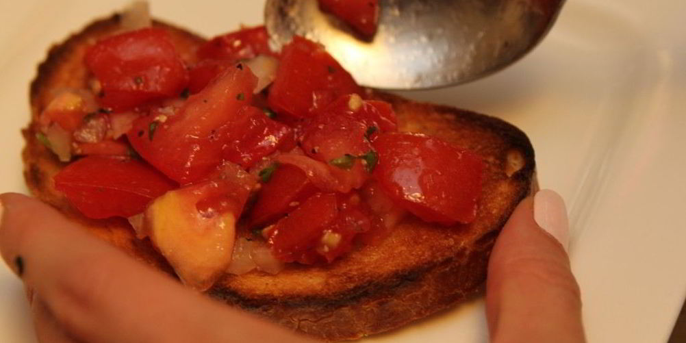 Как приготовить брускетту с помидорами