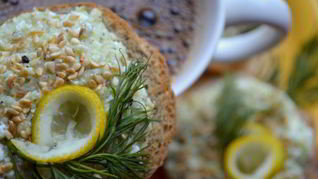 Рецепт Брускетты с рыбой, творогом и кабачком