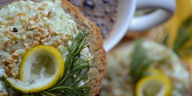 Рецепт брускетты с рыбой, творогом и кабачком