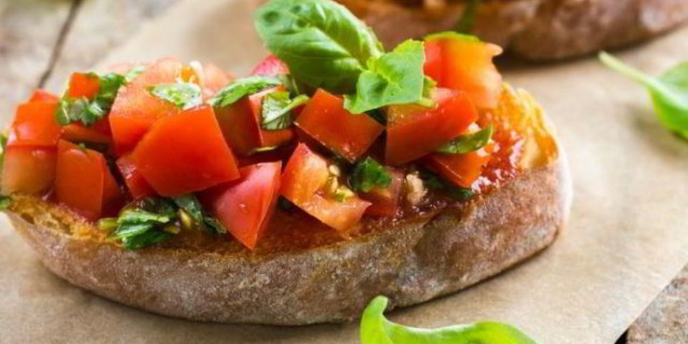 Как приготовить брускетту с томатами и базиликом