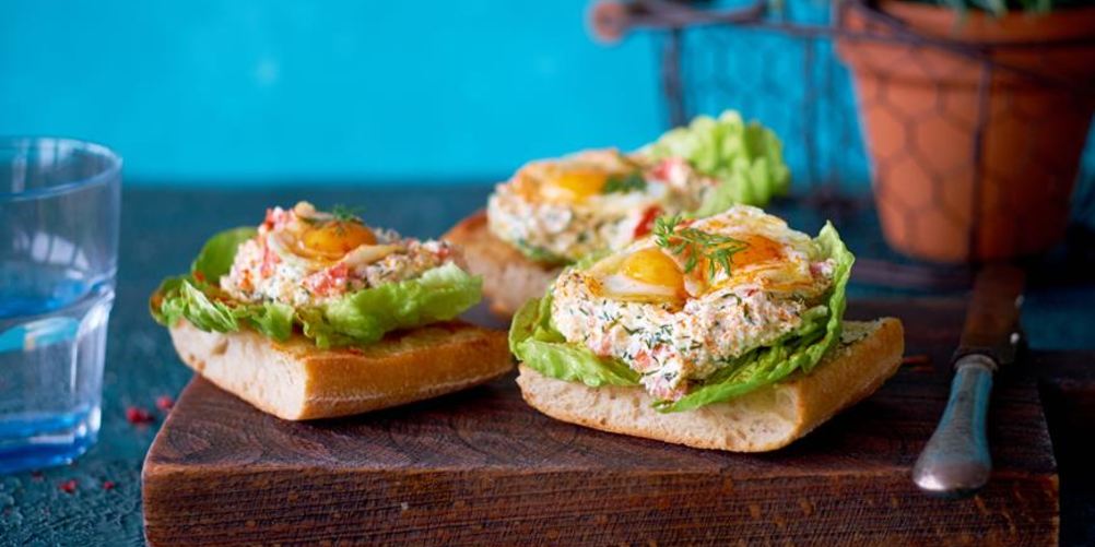 Как приготовить брускетту с творогом, икрой и перепелиным яйцом