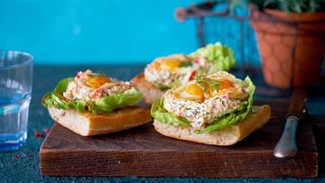 Рецепт Брускетты с творогом, икрой и перепелиным яйцом