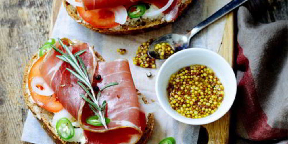 Как приготовить брускетту с ветчиной, сыром и помидорами