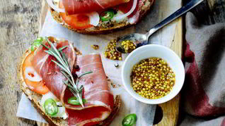 Рецепт Брускетты с ветчиной, сыром и помидорами