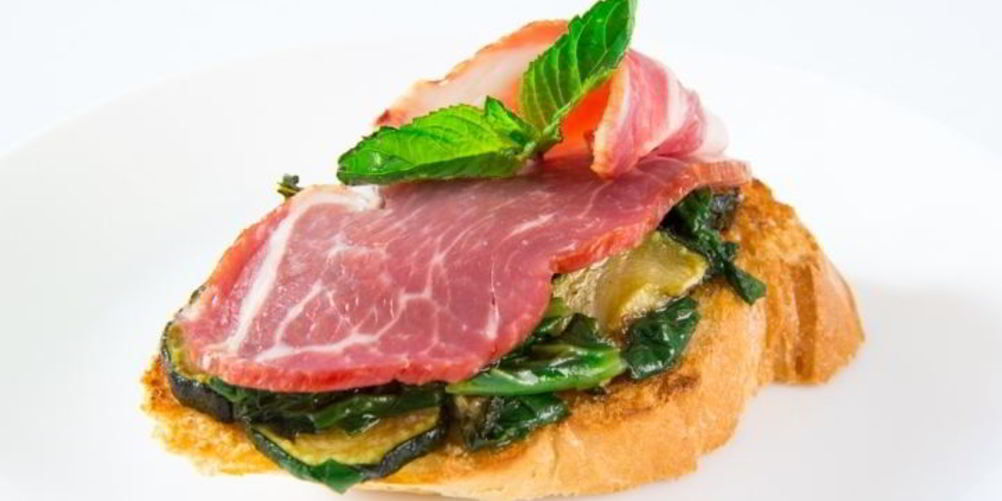 Как приготовить брускетту с ветчиной
