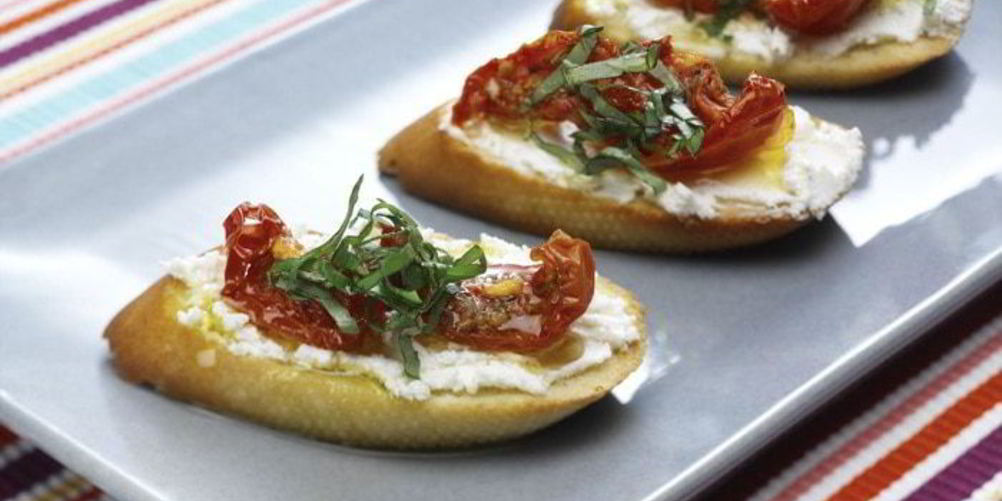 Как приготовить брускетту с вялеными помидорами и козьим сыром