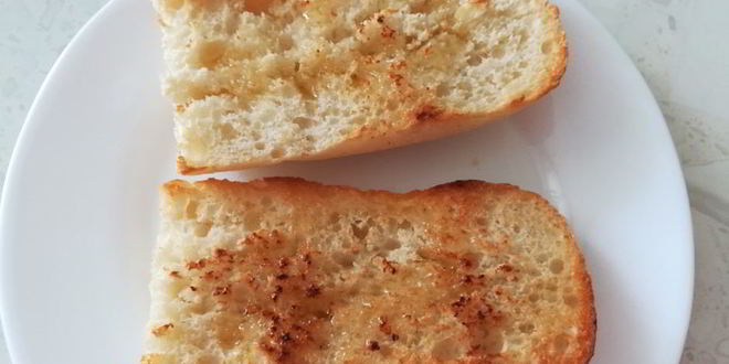 Рецепт брускетты с вялеными томатами, оливками и брынзой