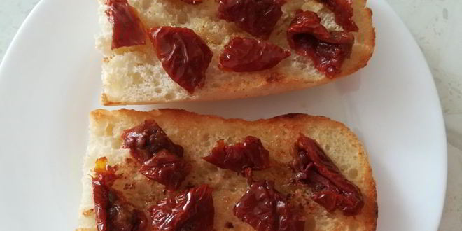 Рецепт брускетты с вялеными томатами, оливками и брынзой