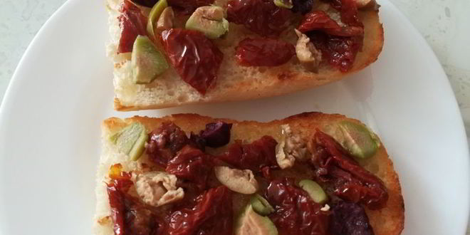 Рецепт брускетты с вялеными томатами, оливками и брынзой